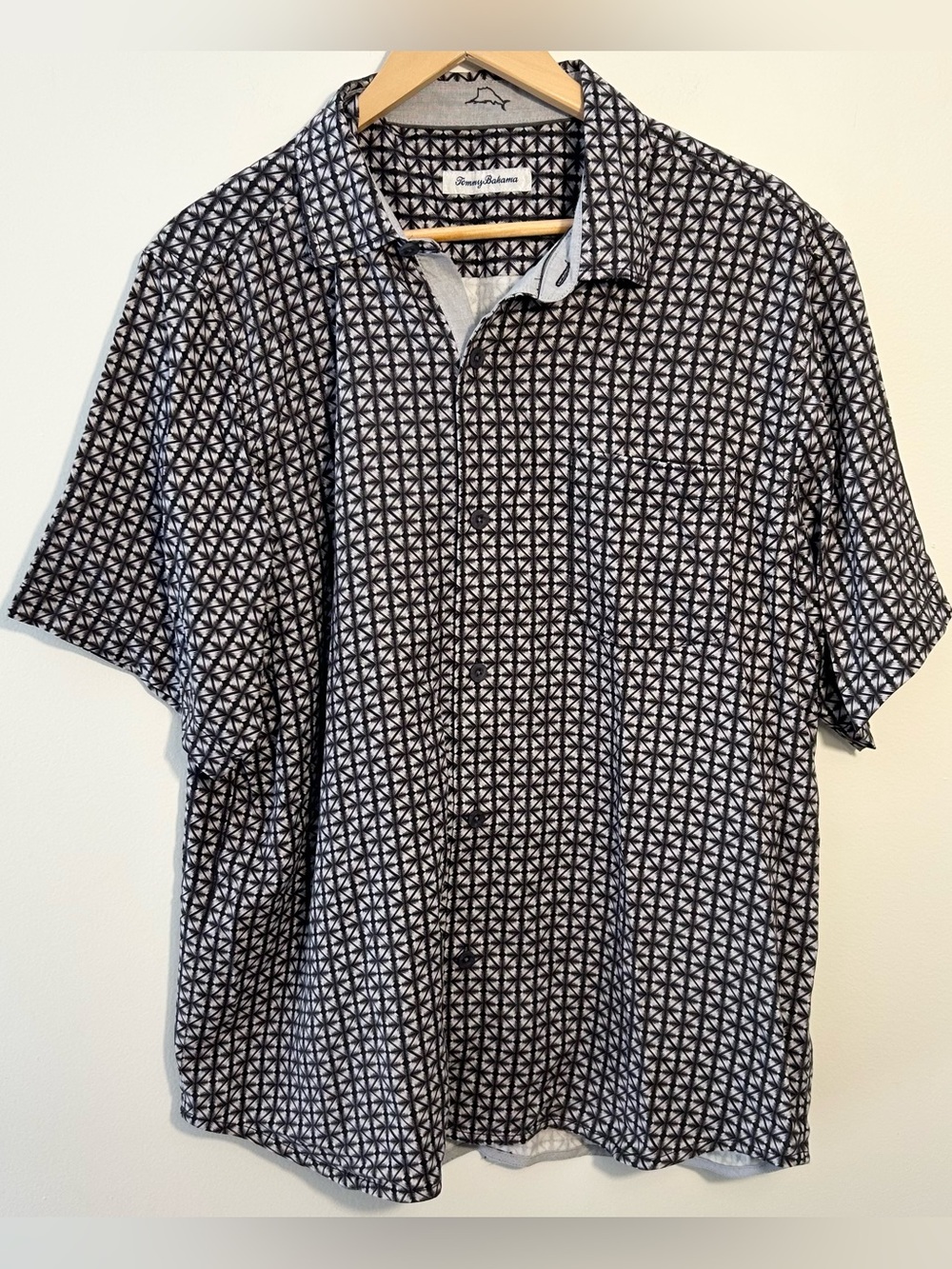 Tommy Bahama 100% Silk Camp Shirt Size Large Button Up Short Sleeve Black White